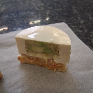 Gateau blanc avec insert pistache.